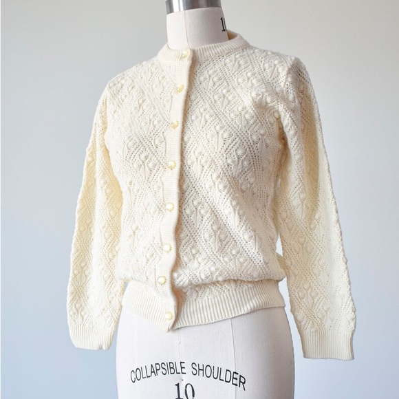 Vintage 1970s Elegant Cream Cable Knit Sweater / Cardigan Small - Picture 5 of 8